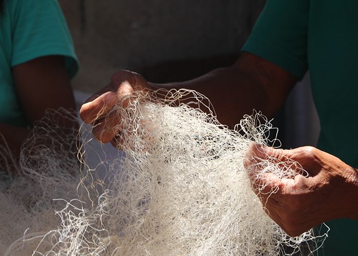 Un filet de pêche en nylon qui sera recyclé en nouvelle fibre pour fabriquer une dalle de moquette Interface. 