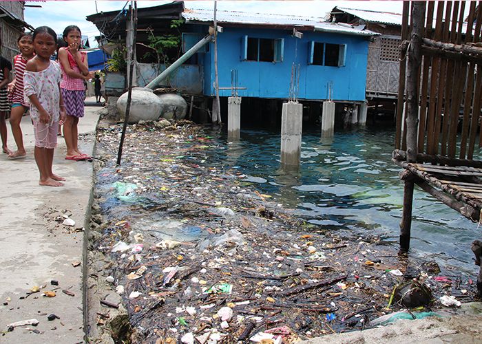 Déversement de déchets plastiques dans une communauté à Danajon Bank, aux Philippines.