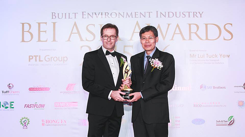 Rob Coombs, Interface Asia Pacific CEO and President, receiving the ARCA's Eco-green Outstanding Leadership Award. Photo Credits - BEI Asia Awards 2016