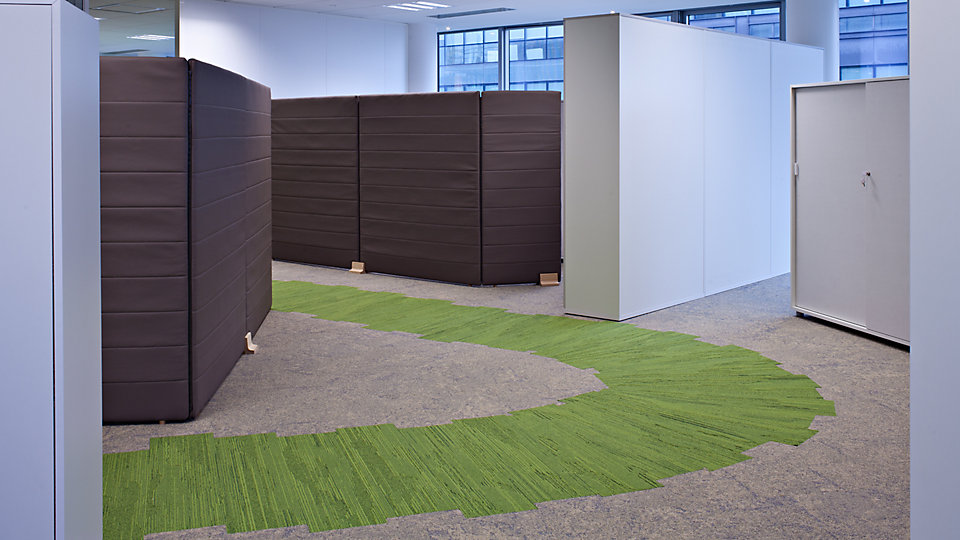 Das spezifische Zusammenspiel von Teppichfliesen auf dem Boden ermöglichen Orientierung und kreieren die Wegeführung eines Büros.
<i>Bild: SCA, Frankreich</i>