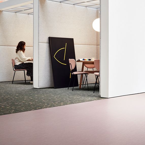 kalligrafie serie jukbeen Commerciële tapijttegel & veerkrachtige vloeren | Interface